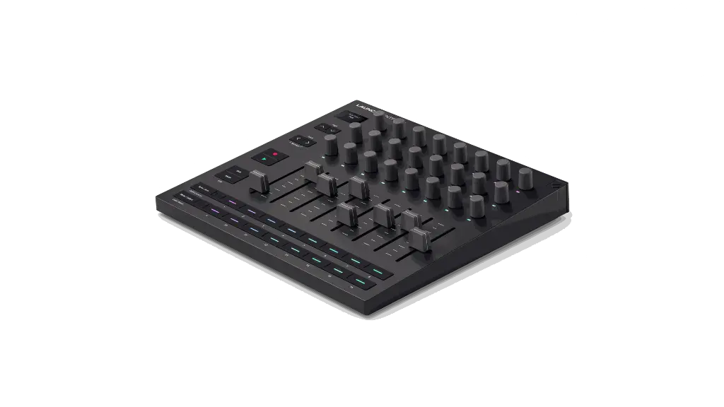 Novation_LCXL_Angle_Right.webp