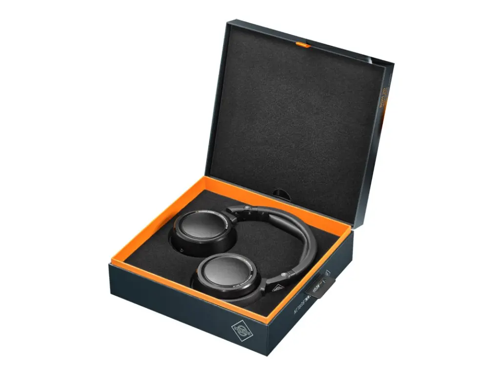 ndh-20-black-edition-packaging-open-neumann-headphone-g.webp