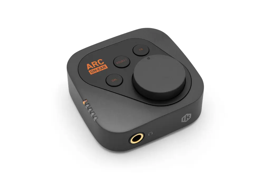 02_ARC_ON_EAR_MG_8213_r.webp